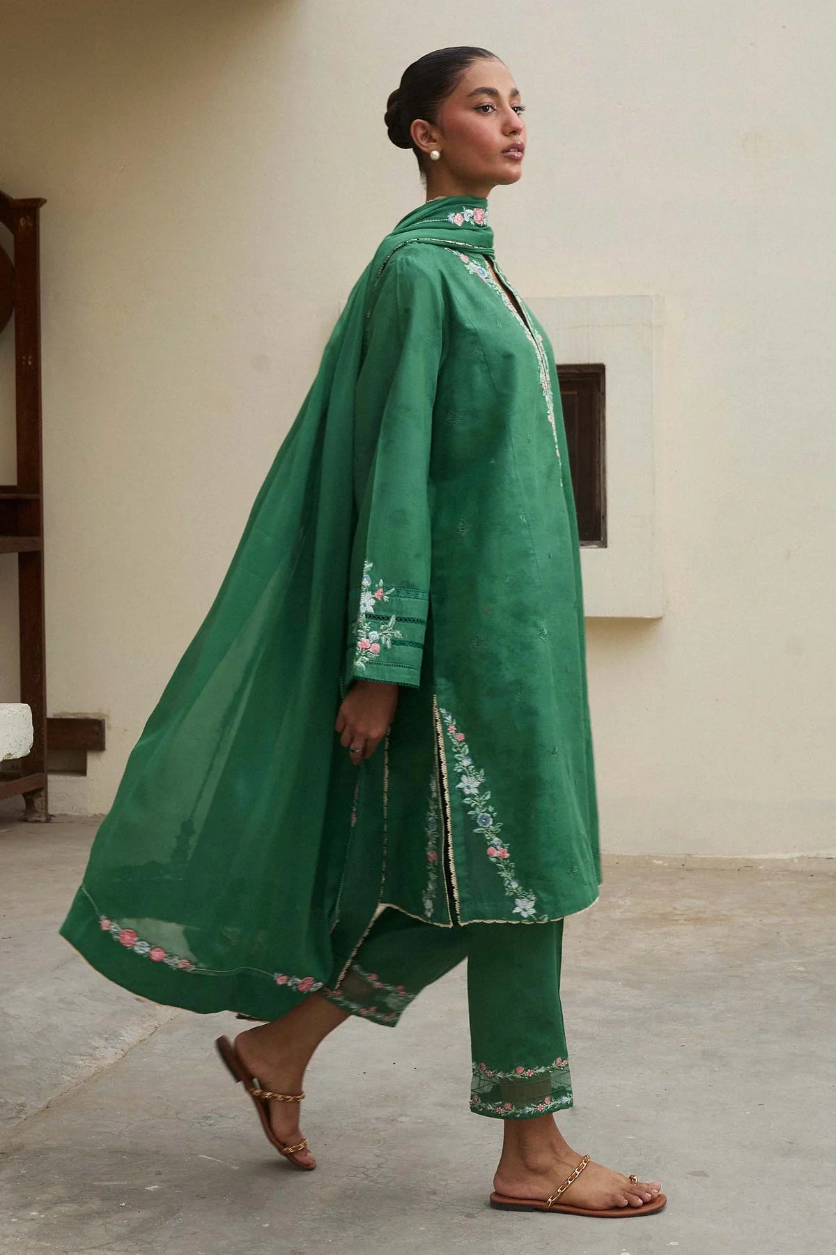 Breezy lawn with floral embroidery By Zara Shahjahan
