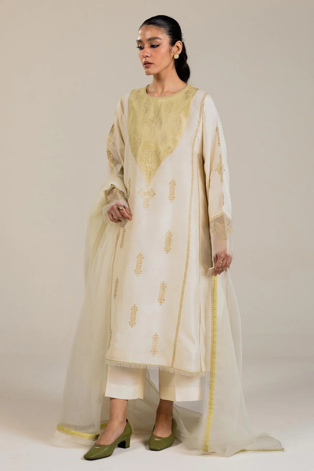 3-Piece Off-white embroidered kurta By Zara Shahjahan