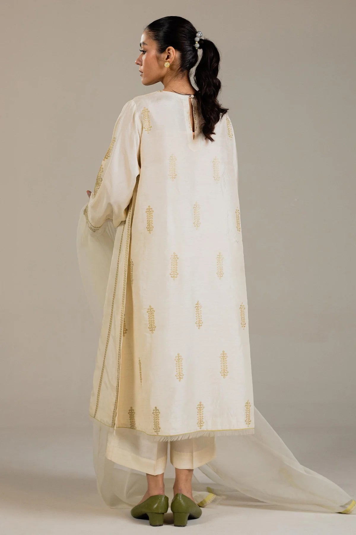 3-Piece Off-white embroidered kurta By Zara Shahjahan