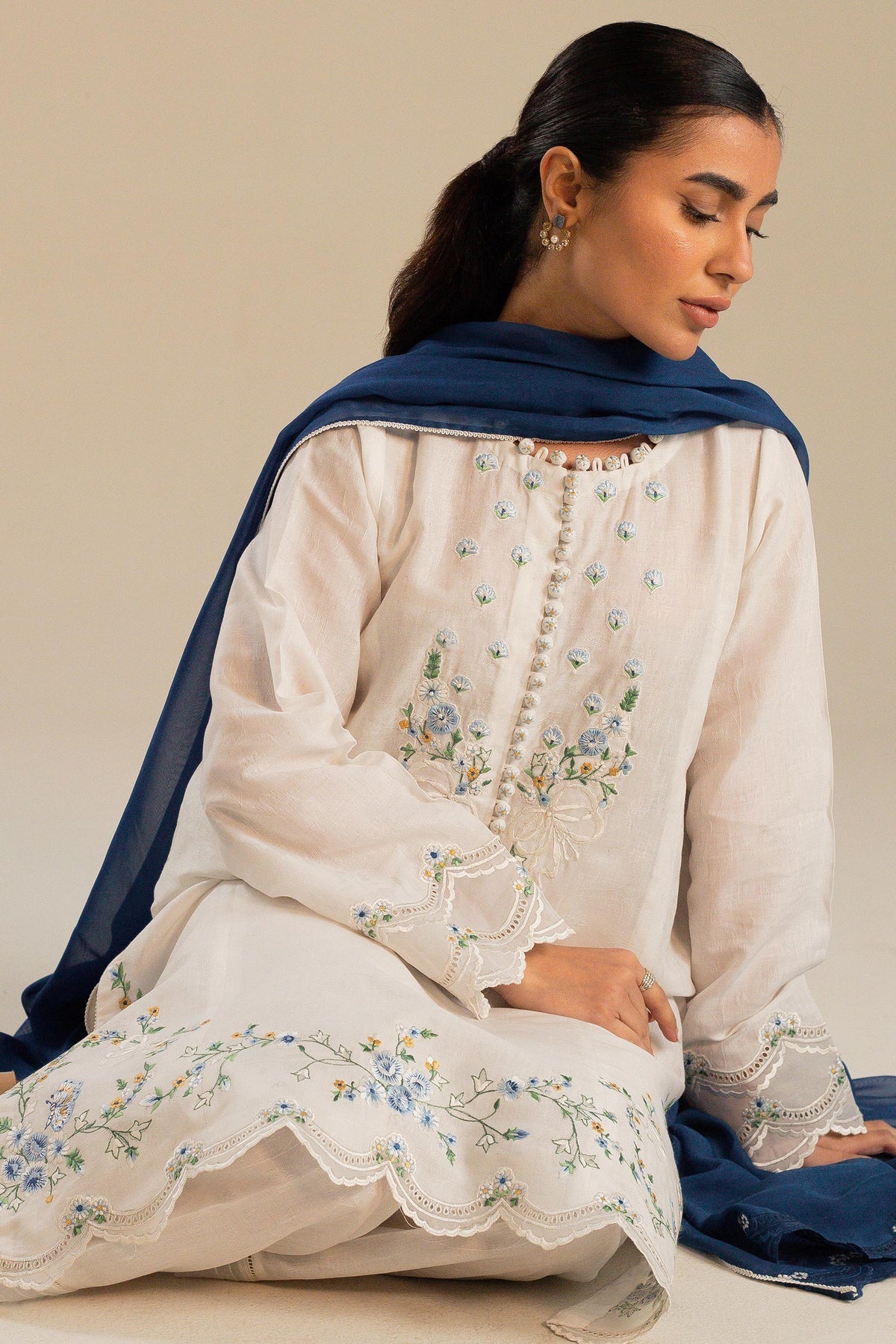 Timeless classic daisy white single-kali kurta By Zara Shahjan