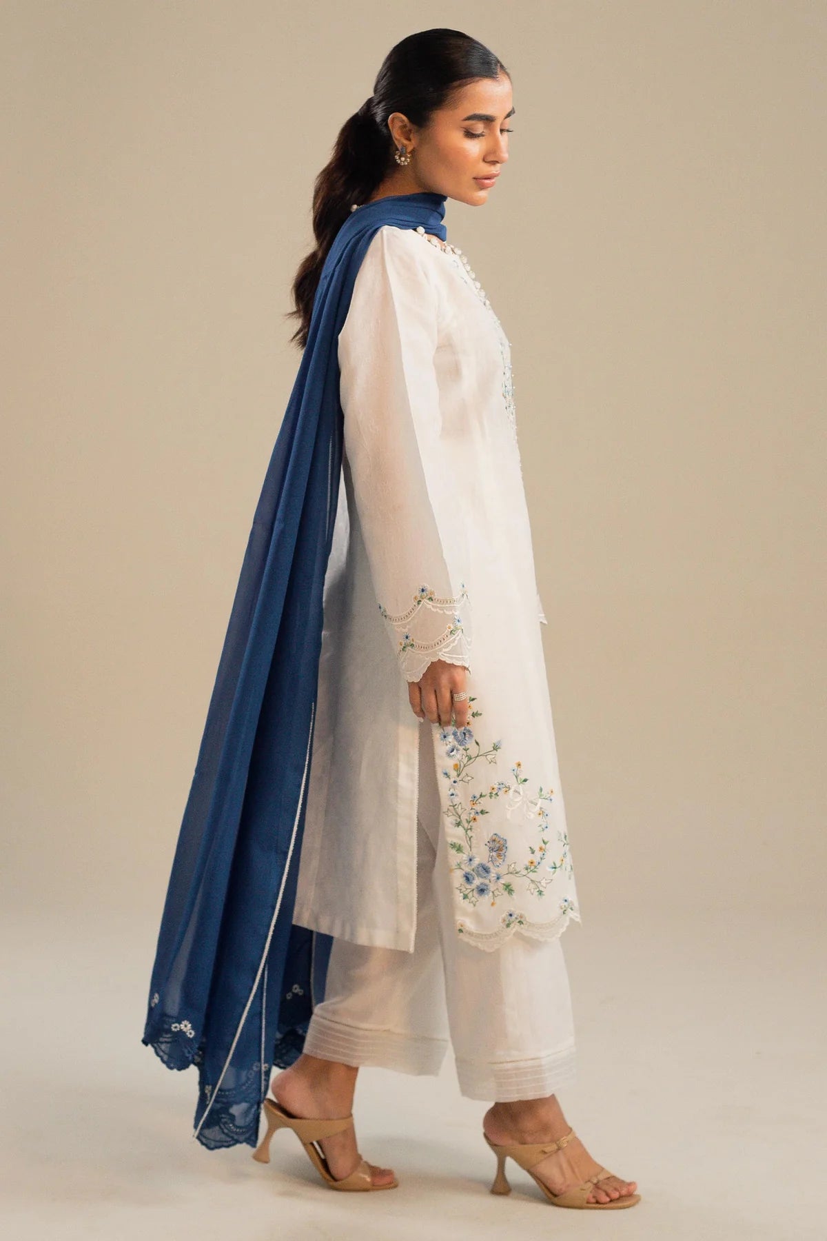 Timeless classic daisy white single-kali kurta By Zara Shahjan